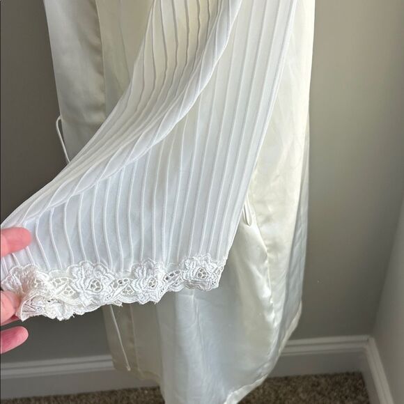 Vintage Intimo Amore Wedding Sheer Sleeve Eyelet White Satin Robe - Picture 4 of 8